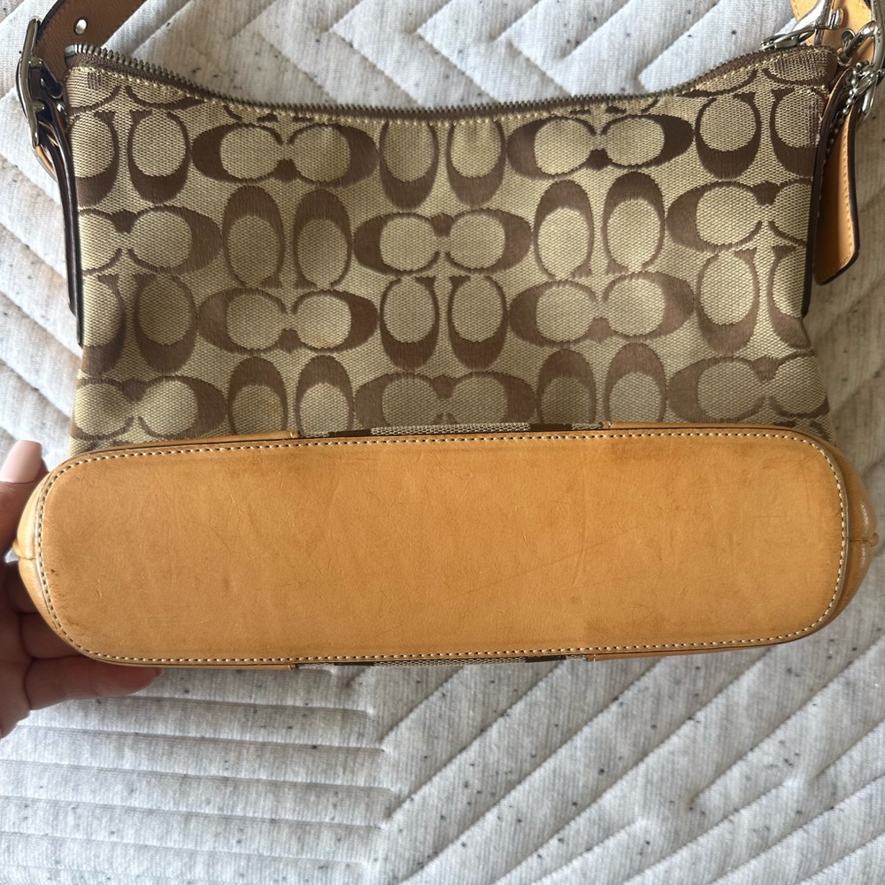 Coach Signature Swingpack
Crossbody Bag Style 6347 - Picture 5 of 14